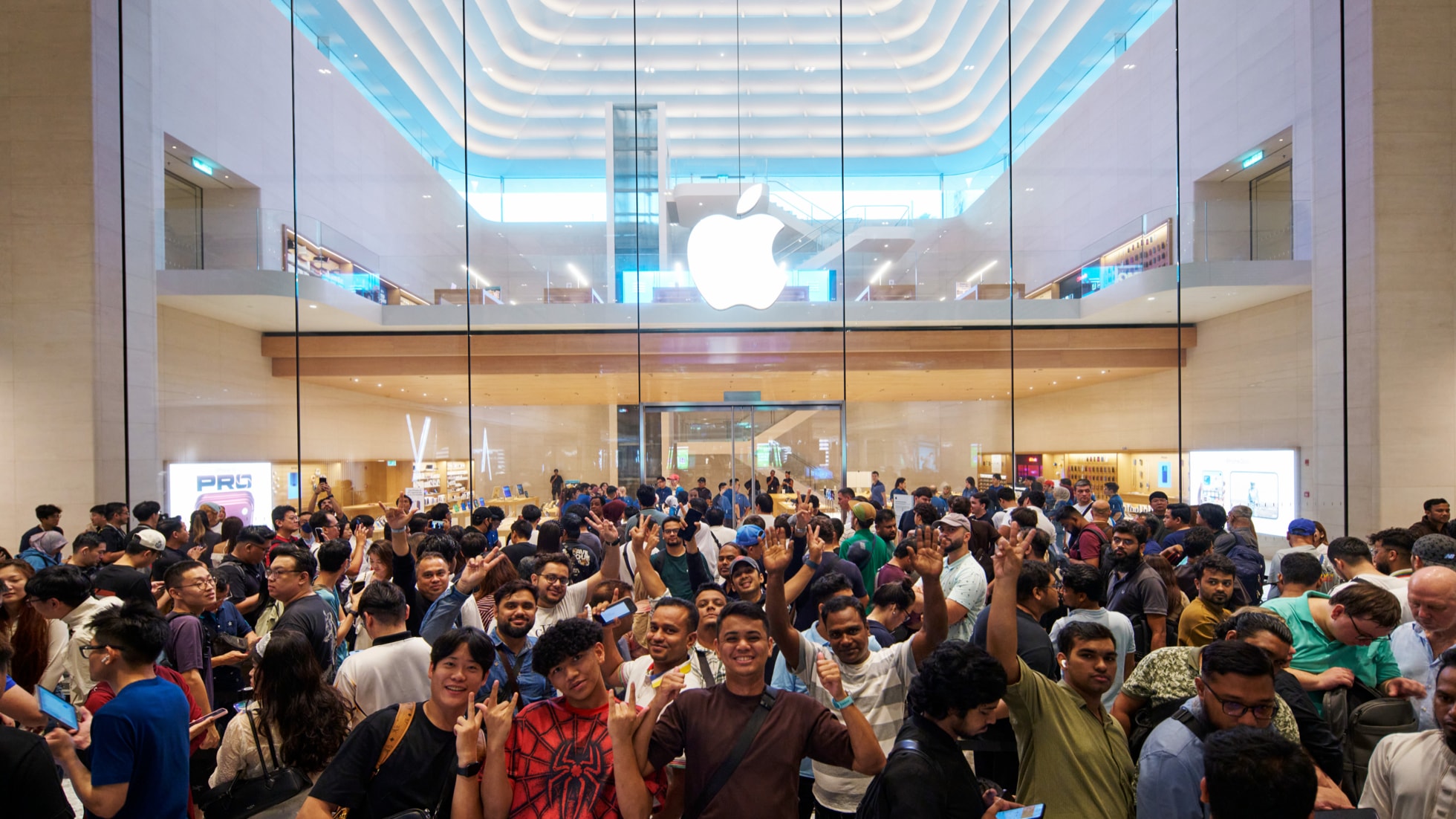 クアラルンプールのApple The Exchange TRXで、来店客とAppleのチームメンバーでにぎわう店内。