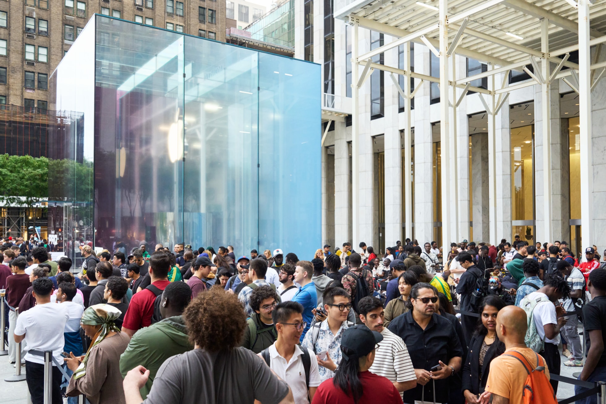 ニューヨークのApple Fifth Avenueの外に並ぶ大勢の来店客の列。