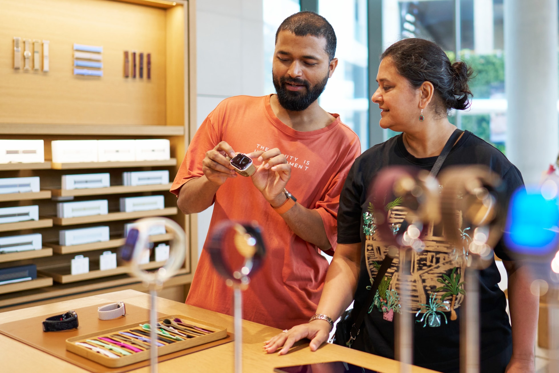 Apple BKCでApple Watch Series 12を一緒に見ている2人の来店客。