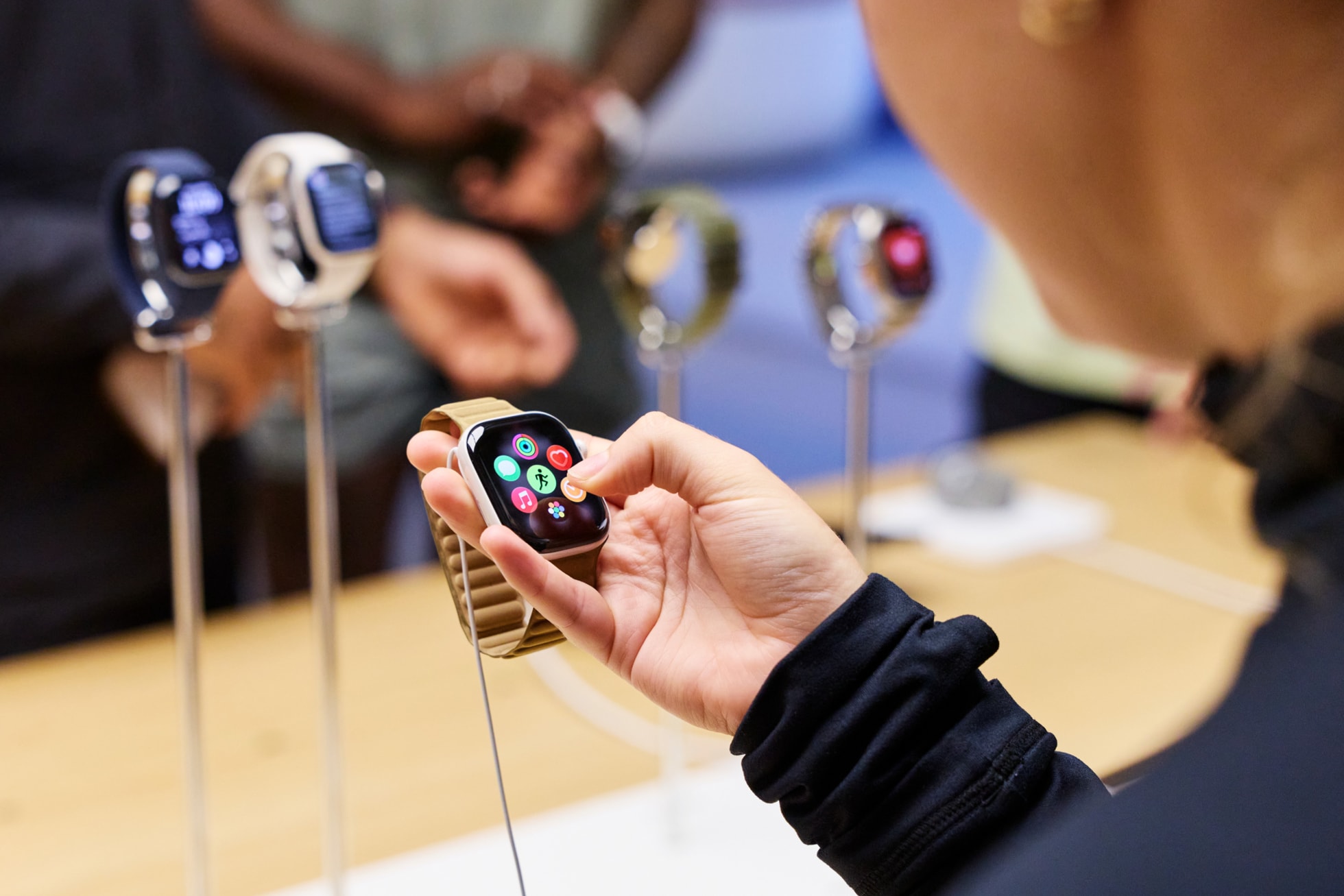 Apple Covent GardenでApple Watch Series 12の様々な機能をチェックしている来店客。