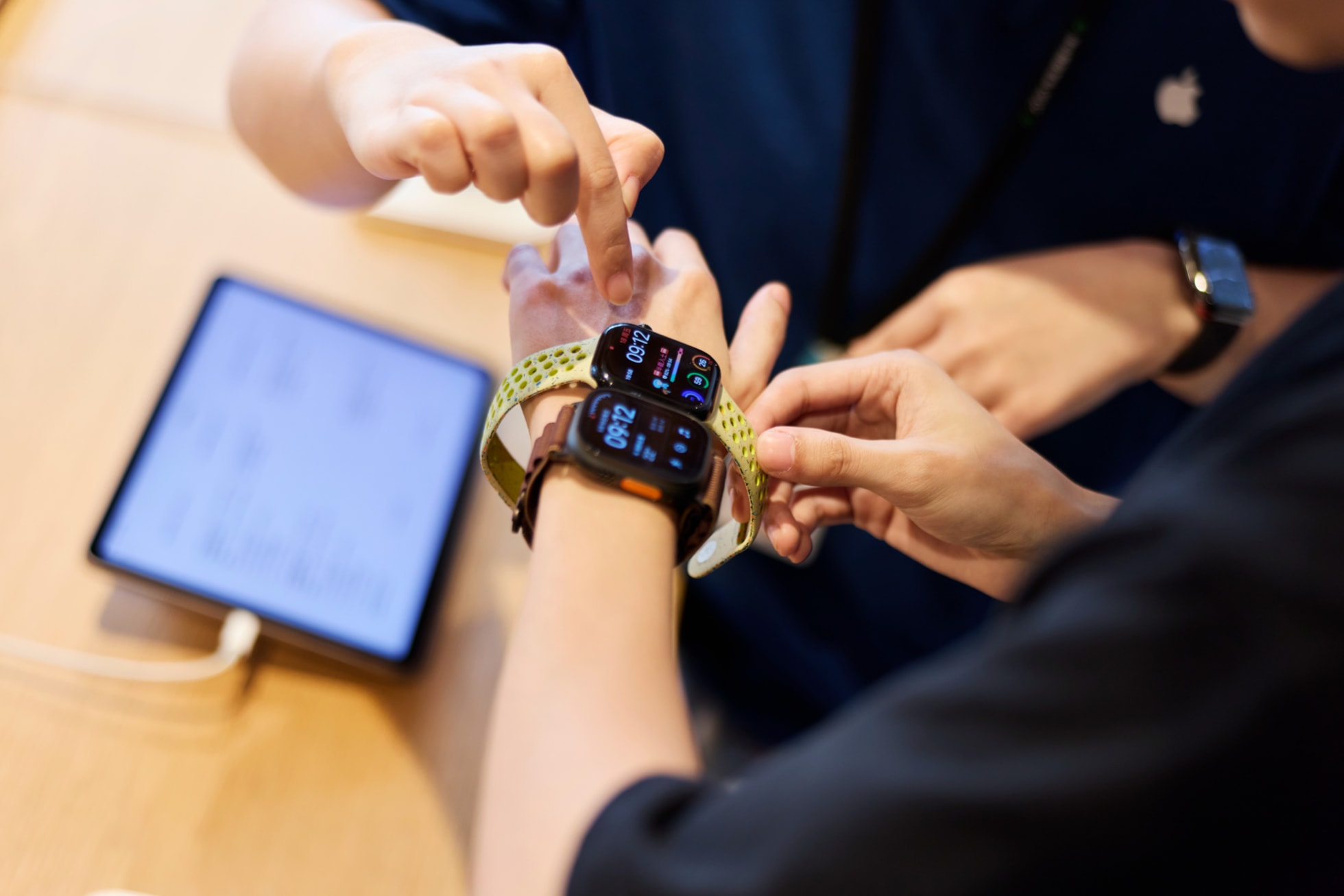 Apple Jing’anで、Apple Watch Series 12とApple Watch Ultra 4を同じ手首に着けて見比べている来店客の腕元。