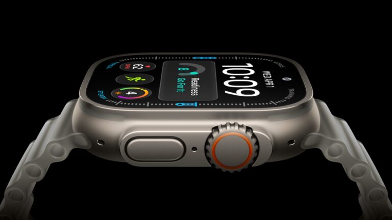 黒背景に置かれたApple Watch Ultra 4を側面から見たところ。ナチュラルチタニウムのケースに半透明のオーシャンバンドを組み合わせ、文字盤には準備度スコア8と「Go for it」が表示されている