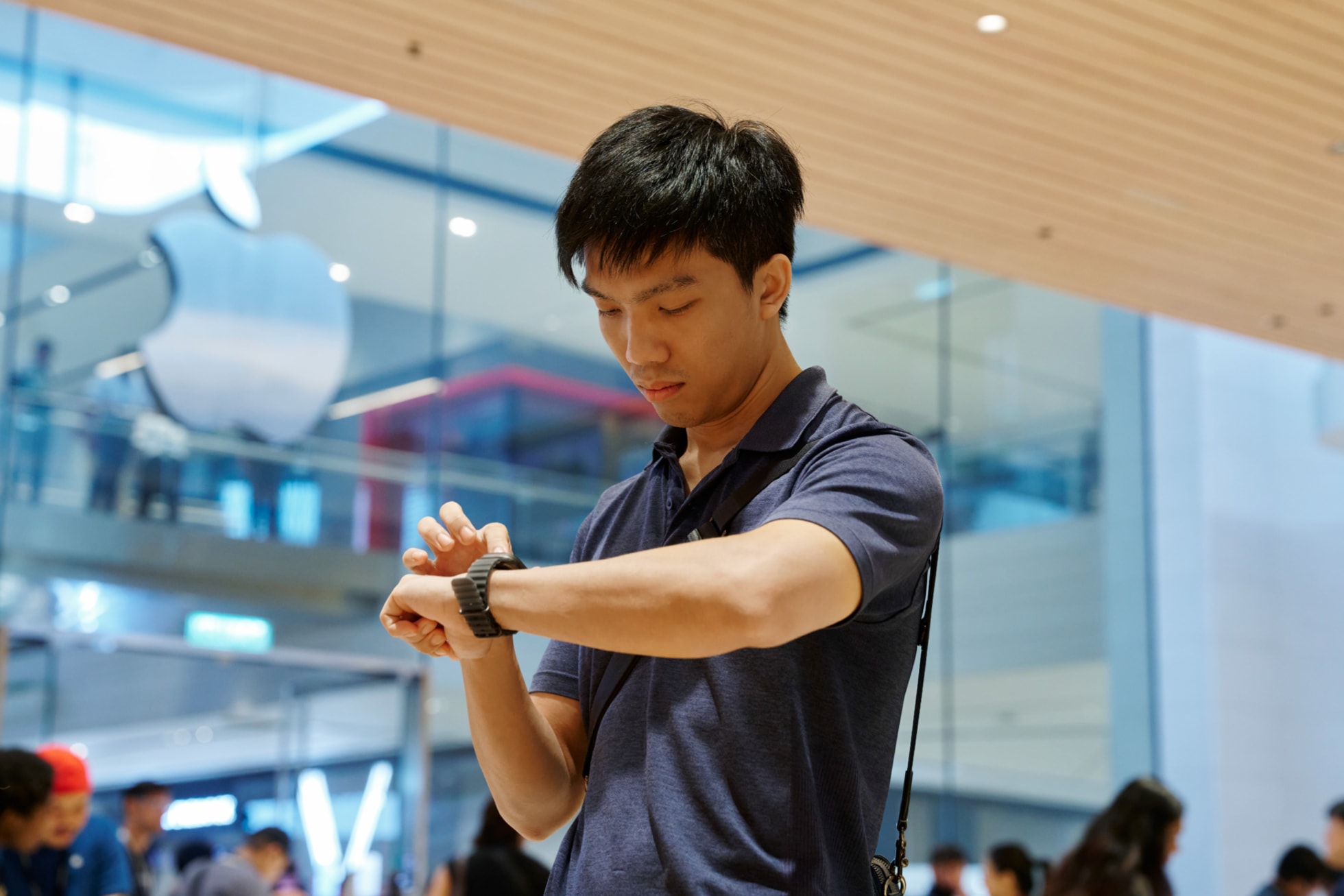 Apple The Exchange TRXで、手首に装着したApple Watch Ultra 4の画面を見ている来店客。