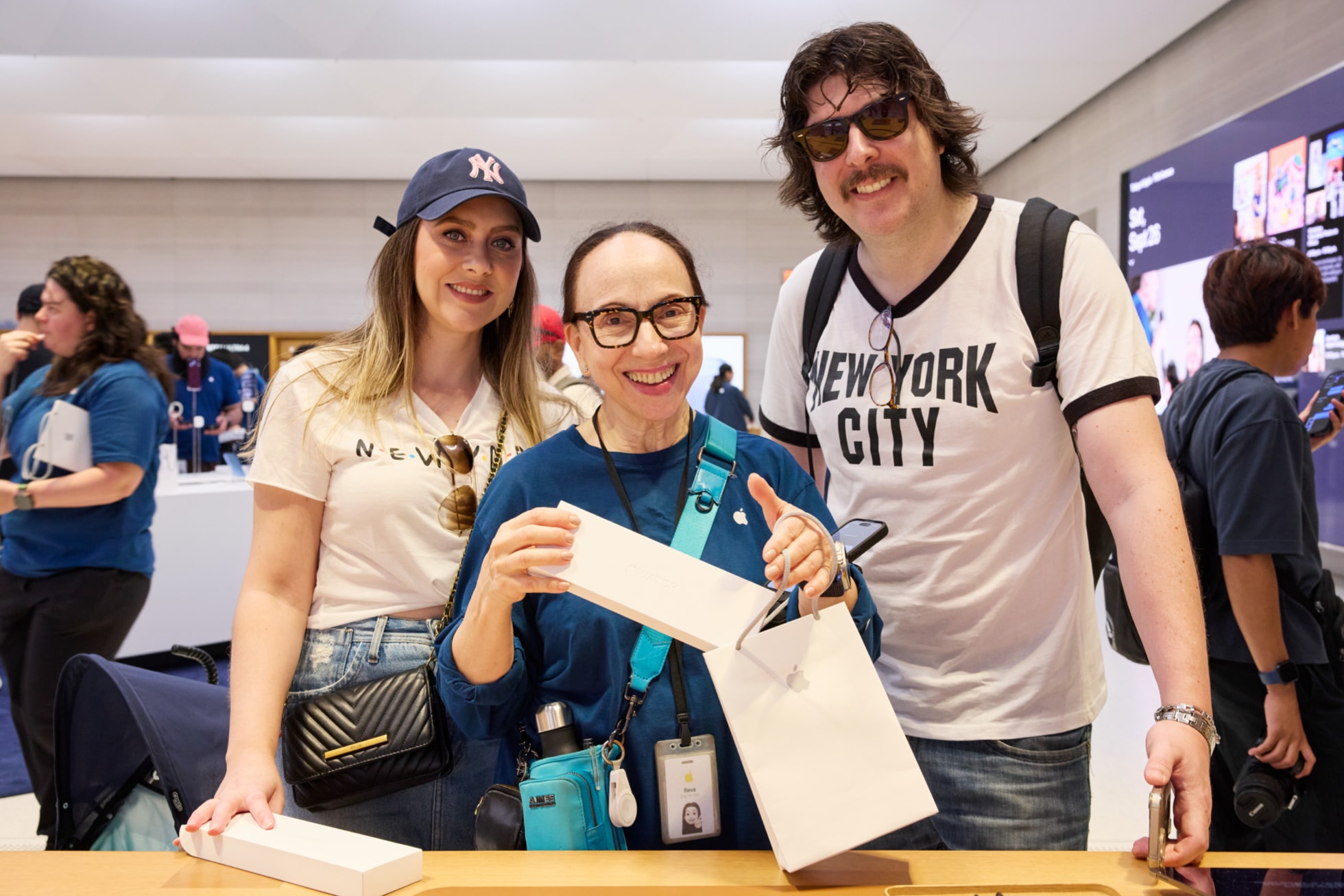 Apple Fifth AvenueでApple Watchを購入する来店客をサポートしているAppleのチームメンバー。