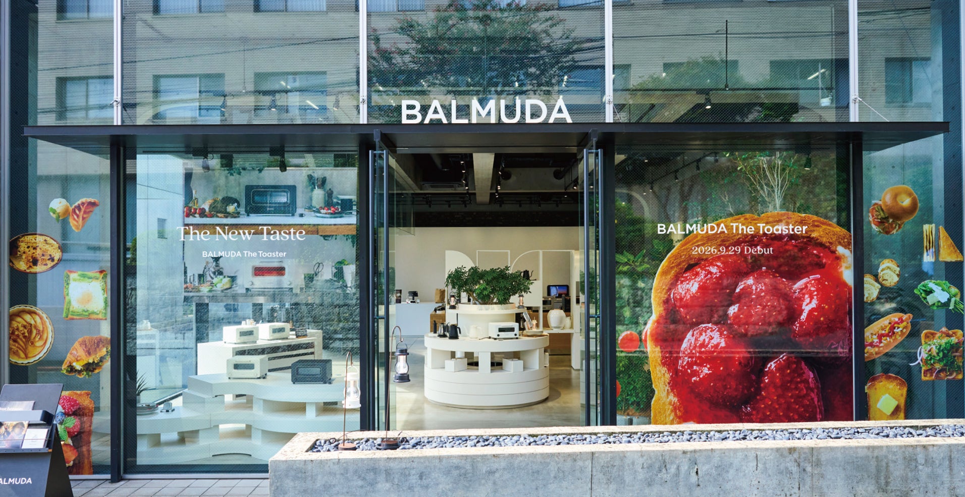 新しいBALMUDA The Toasterの特別仕様に装飾された旗艦店BALMUDA The Store Aoyamaの外観