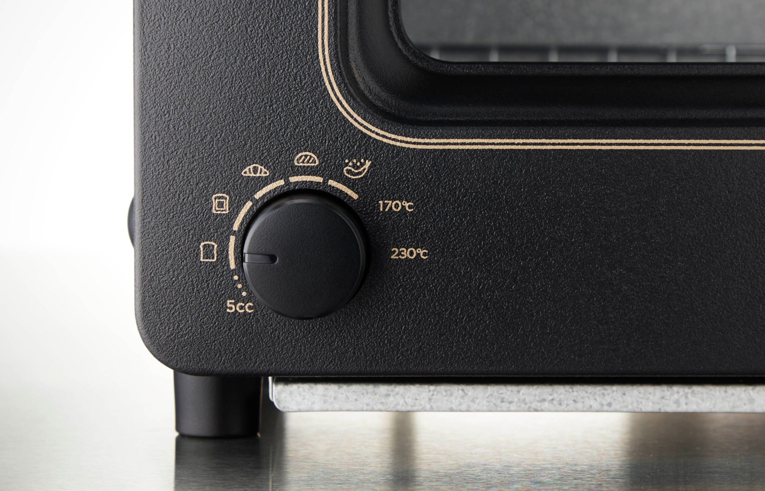 新モードのアイコンが並ぶBALMUDA The Toaster(ブラック)のモードダイヤルと温度表示のクローズアップ