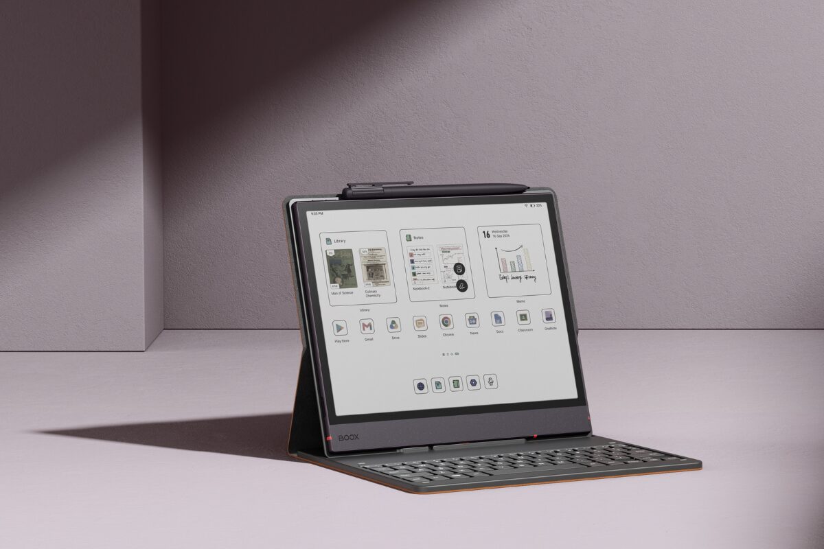 BOOX NoteAir6C に別売のマグネット式キーボードカバーを装着し、ノートPCのように立てて使っているところ