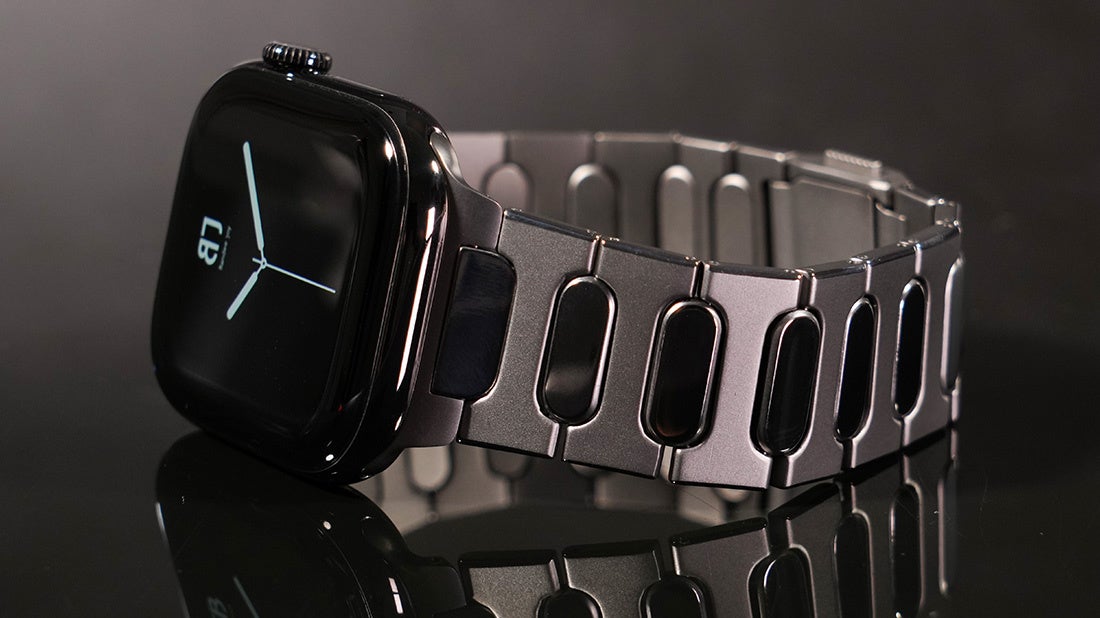 Apple Watchに装着したBandee Joyのチタン合金バンド「BJ-008 BRIGHT - Silver」を斜めから写した製品画像