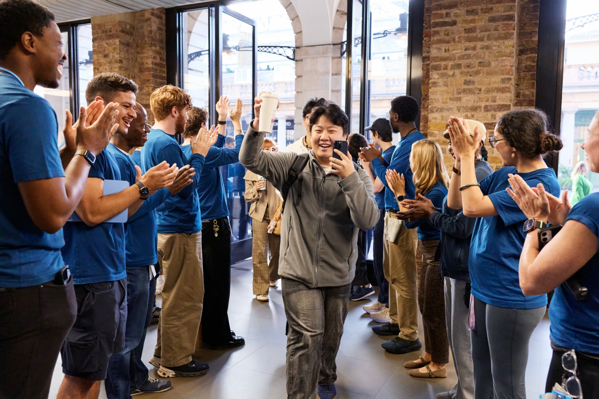 Apple Covent Gardenで、来店する客を出迎えるAppleのチームメンバー。