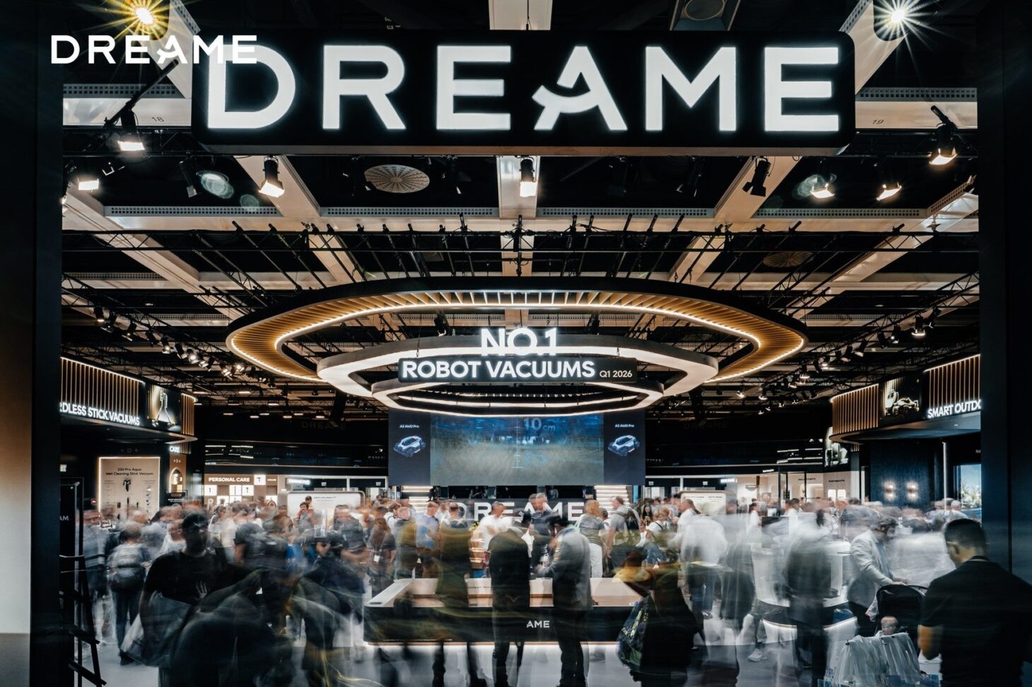 IFA Berlin 2026のDreameブース外観。天井に大きくDREAMEのロゴが掲げられ、その下に「NO.1 ROBOT VACUUMS」の表示と多くの来場者が写っている