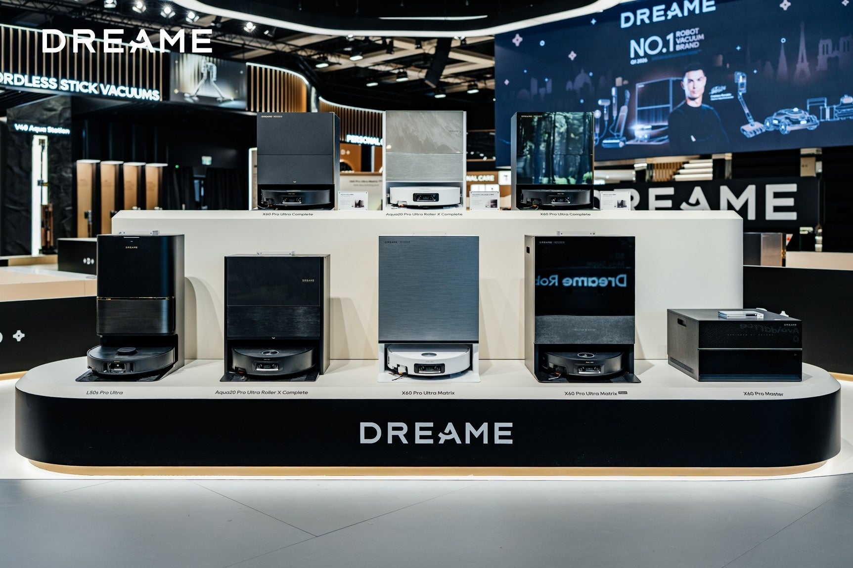 IFA Berlin 2026のDreameブース。ロボット掃除機が5台並んだ展示台の上に「DREAME」のロゴが掲げられている