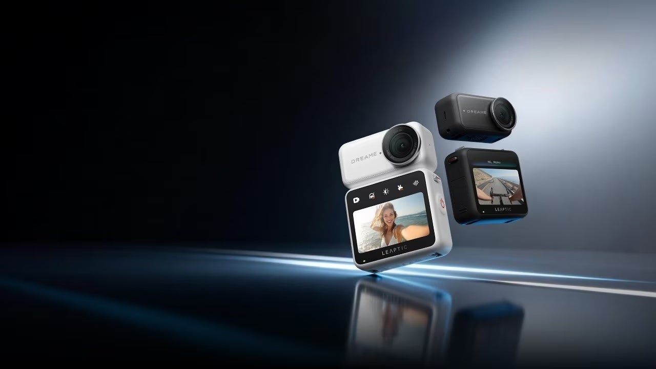 Dreameのミニカメラ LEAPTIC Cube。白と黒の2色の本体が浮かび、前面のディスプレイに人物の映像が映っている