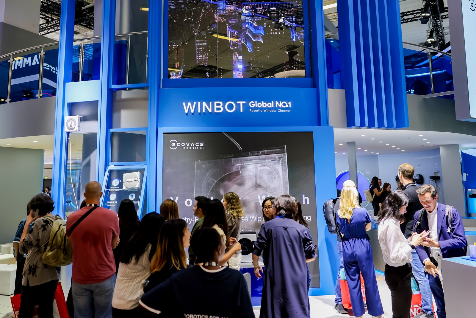 IFA Berlin 2026のエコバックスブースでWINBOTの展示に集まる来場者