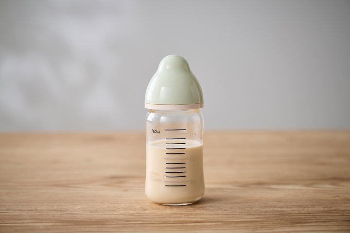 テーブルに置かれた調乳済みの哺乳瓶。ポータブルケトルは調乳にも使える