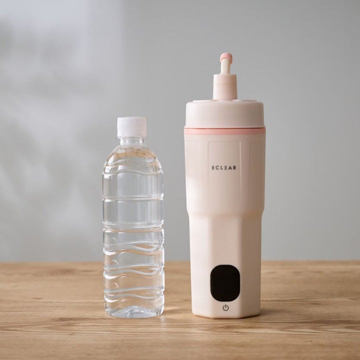 500mlのペットボトルと並べて置かれたECLEARポータブルケトル。高さがほぼ同等であることが分かる