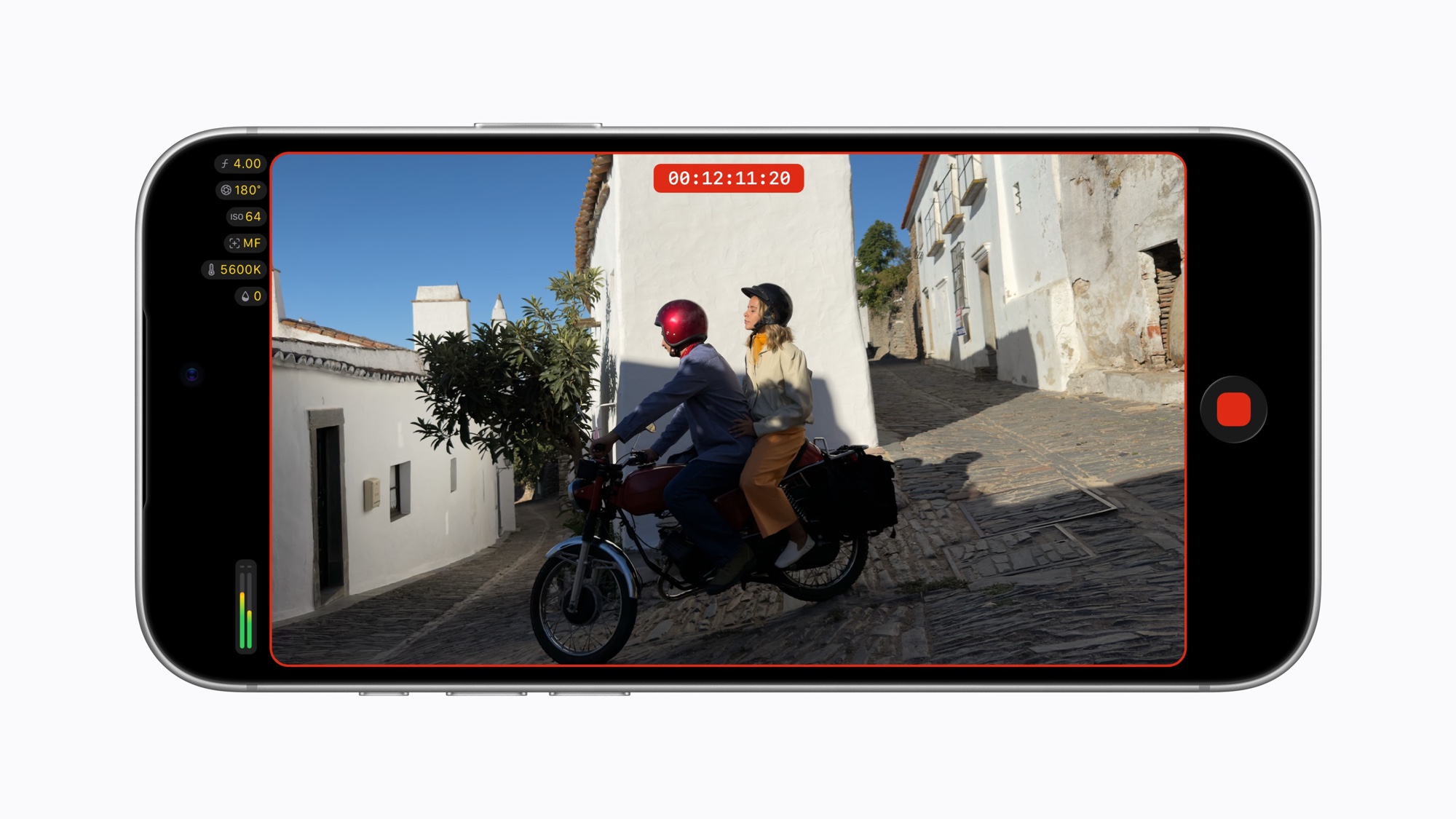 iPhone 18 ProのFinal Cut Cameraで撮影中の画面。ファインダーの縁が赤く光るタリーライトとタイムコードが表示されている