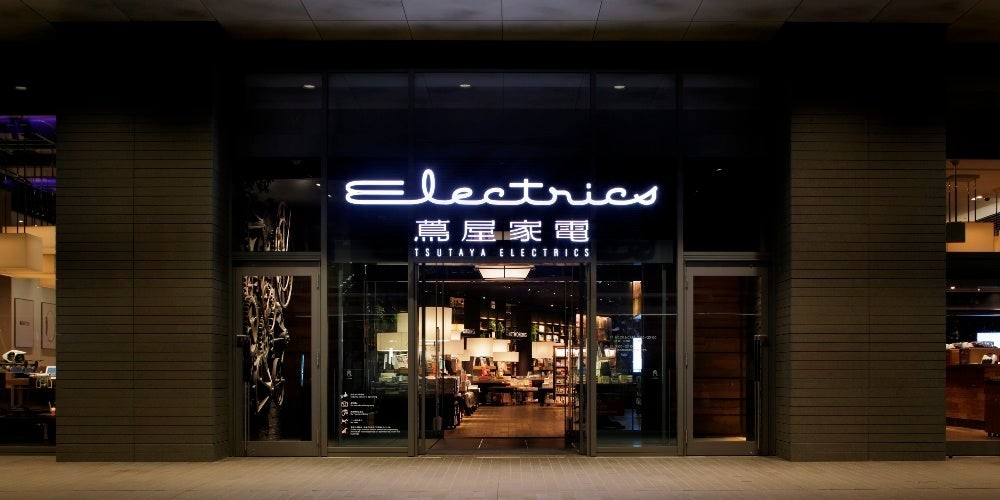 夜の二子玉川 蔦屋家電の入り口。Electricsのネオンサインが光っている