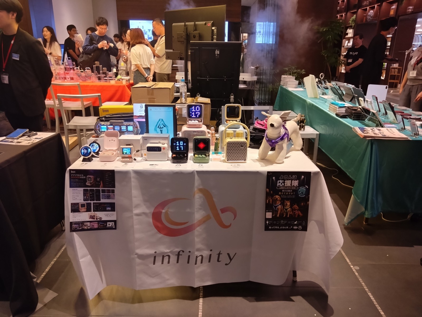ガジェット展示会2026 秋の会場。infinityのブースを中心に、周囲でも来場者が各社の製品を手に取っている