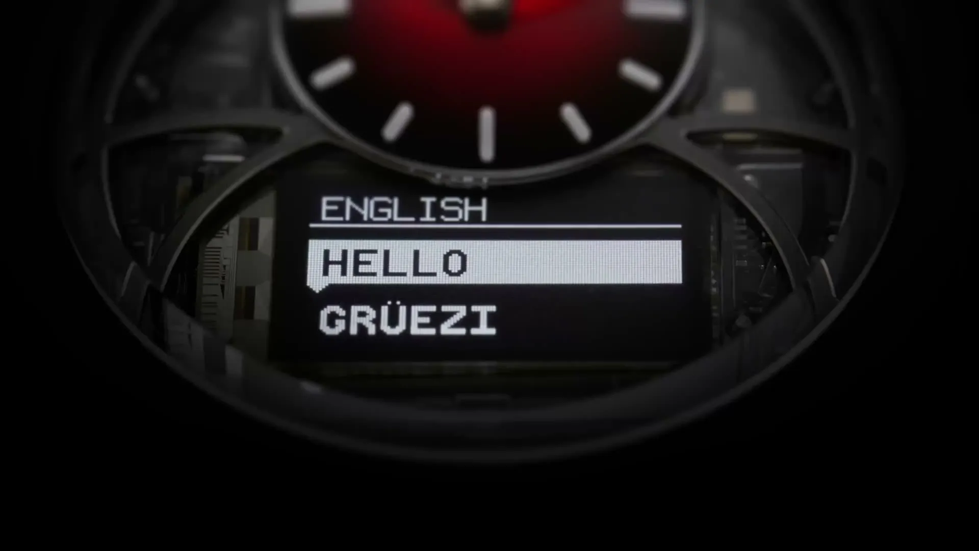 Off-Gridのデジタル表示に英語のHELLOとスイスドイツ語のGRUEZIが並んだ辞書機能の画面