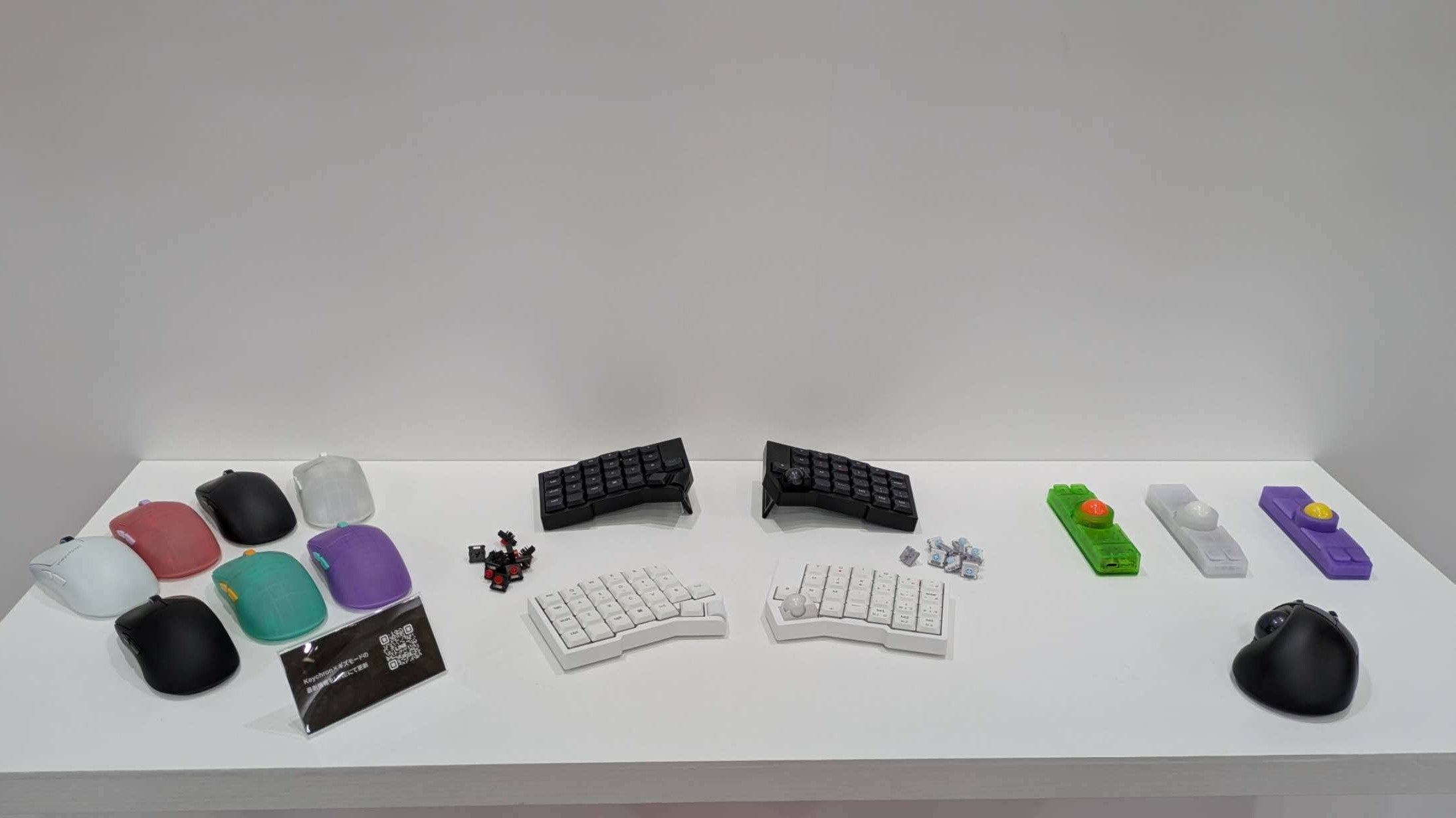 Keychronブースの展示台に並んだマウス、分割キーボード、Nape Proなどの製品