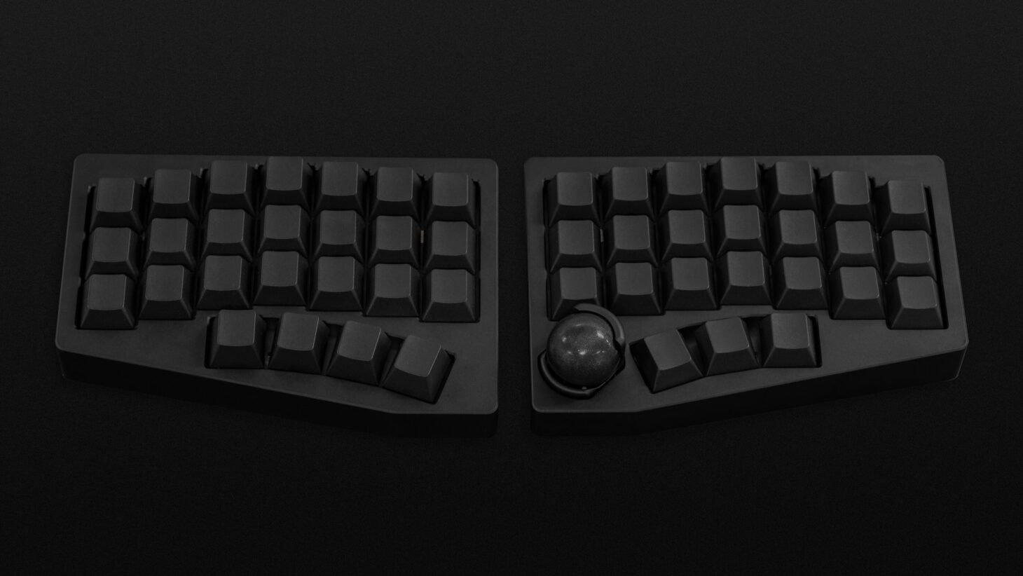 遊舎工房とKeychronが共同開発中のトラックボール付き分割キーボード「Keychron Valkey Orb」の試作機。右手側ユニットに25mmのトラックボールを内蔵