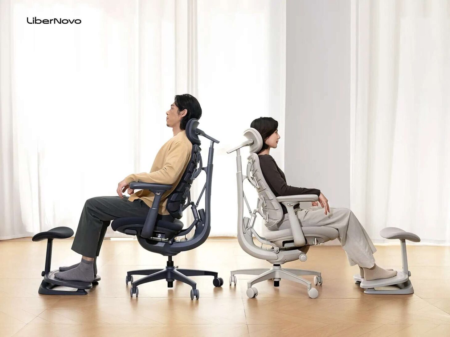 LiberNovoの電動ワークチェアに座る2人。背もたれを起こした姿勢とリクライニングさせた姿勢を並べたイメージ