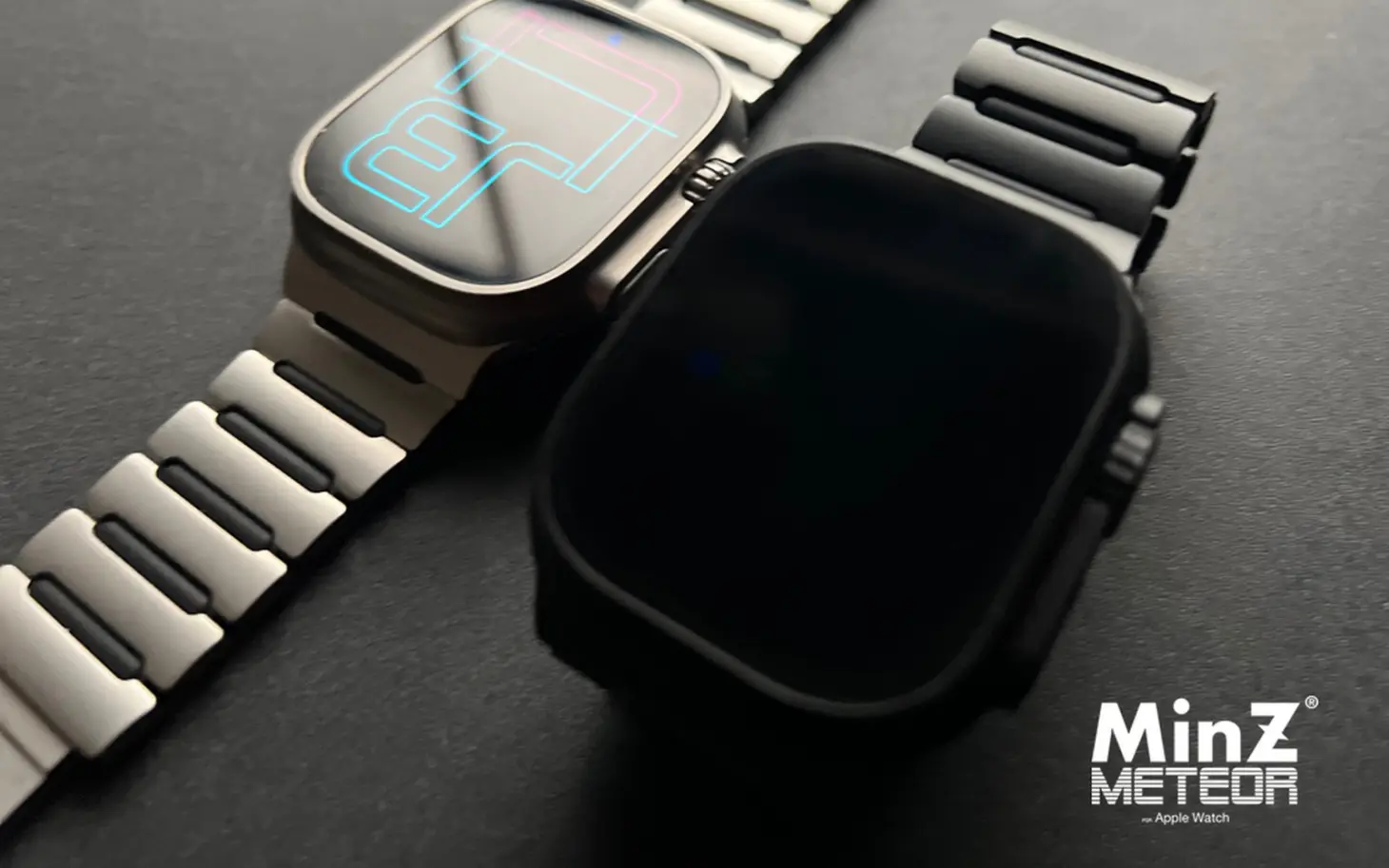 Apple Watchに装着したMinZ METEORのナチュラルとブラック。チタンのリンクにシリコンが組み合わされている