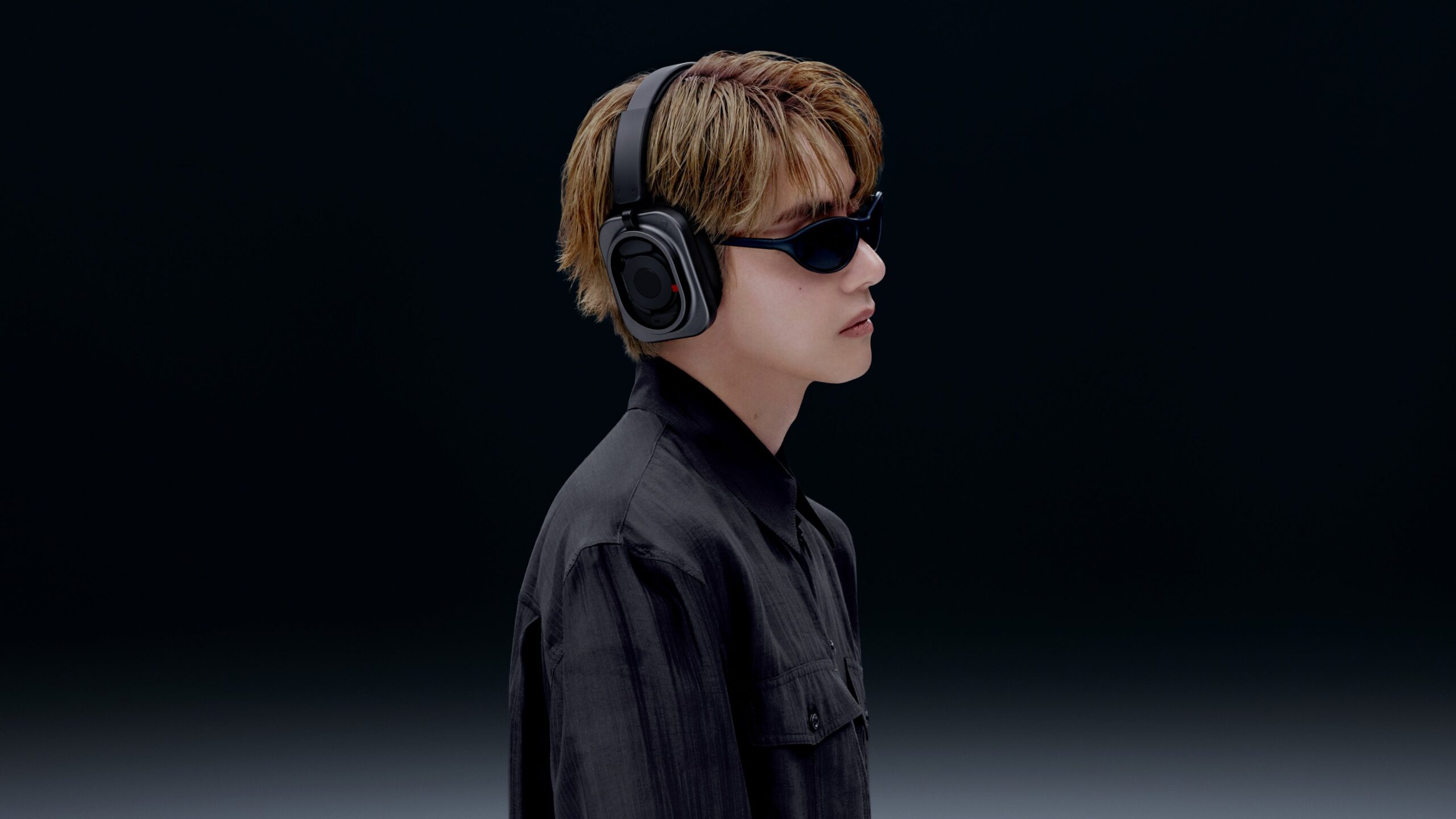 Nothingの新フラッグシップヘッドホン「Headphone (1) Pro」のブラックを着用する、グローバルブランドアンバサダーのV（BTS）