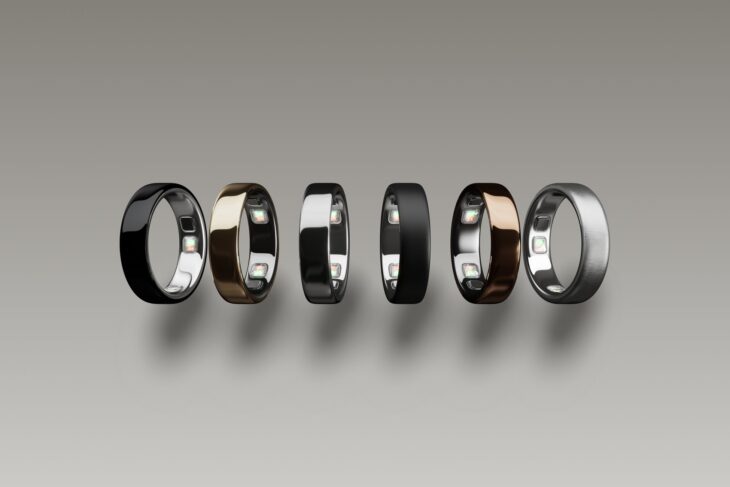 Oura Ring 5のカラーバリエーション6色が横一列に並んでいる。左からブラック、ゴールド、シルバー、ステルス、ディープローズ、ブラッシュドシルバーで、内側のセンサーが見えている