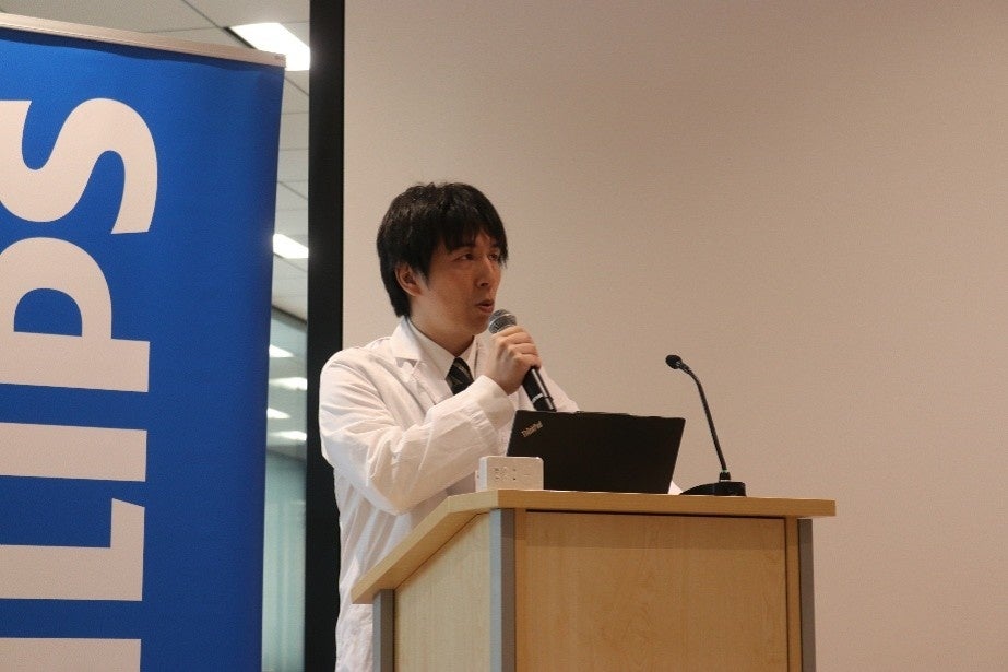 睡眠時無呼吸症候群の早期発見と治療について講演する、クリニックフォアグループ会長CMO兼クリニックフォア田町院長の村丘寛和氏