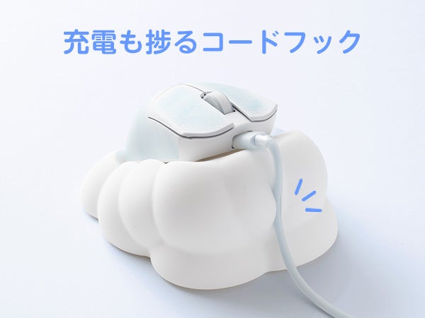 Pixio PXSLMS1の背面。USBケーブルを固定できる溝にケーブルが通されている