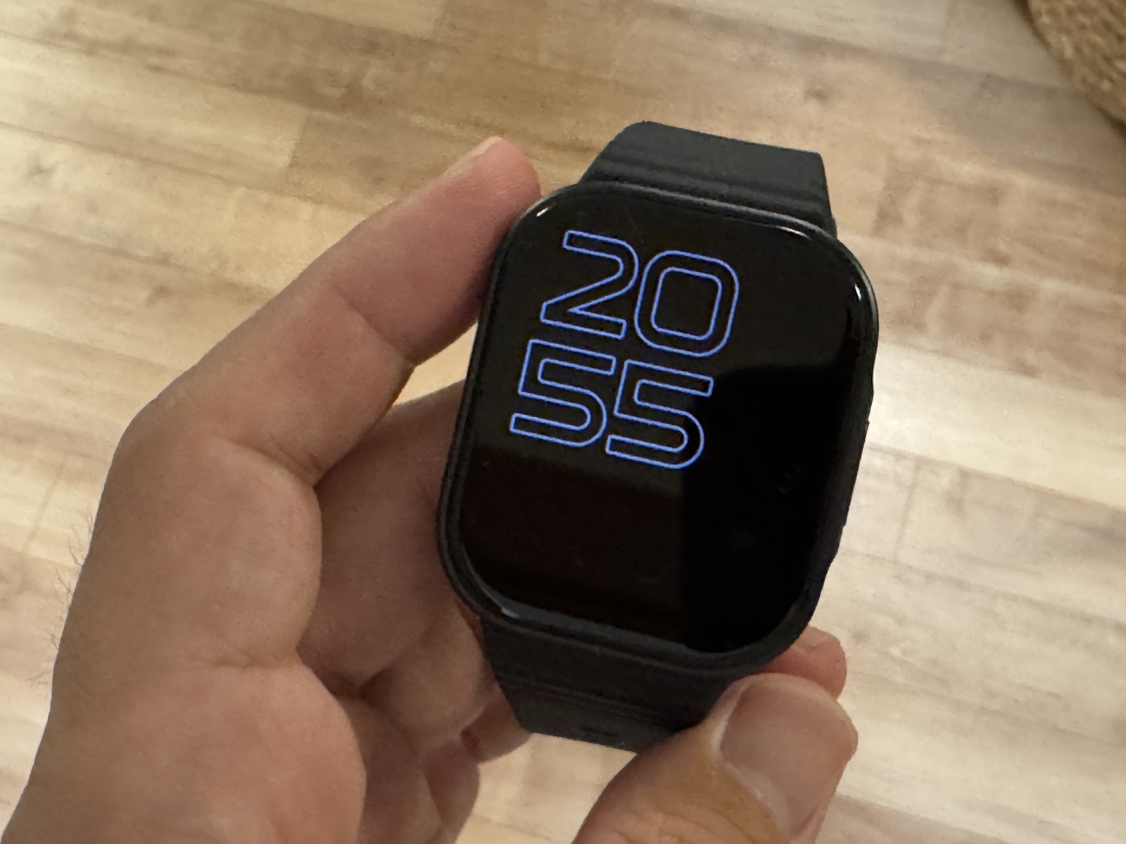 常時表示中のREDMI Watch 6 Lite。真っ黒な画面に青い輪郭だけの数字で20:55と表示されている