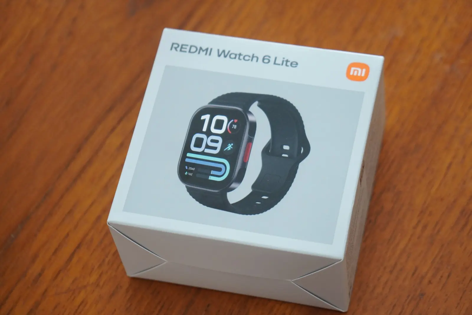 REDMI Watch 6 Liteの外箱。白い箱に製品名とシャオミのロゴ、本体とストラップの写真が印刷されている