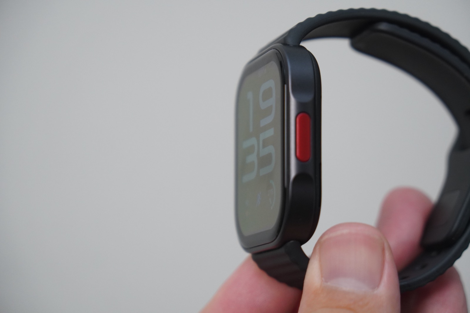 REDMI Watch 6 Liteを真横から見たところ。右側面に赤いサイドボタンが突起として出ている