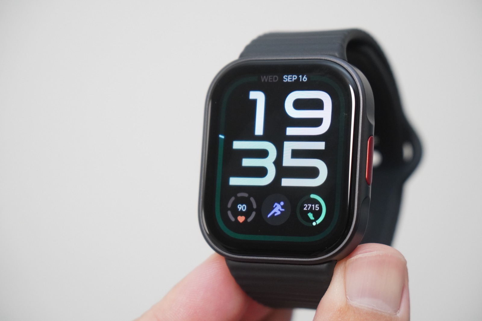 REDMI Watch 6 Liteを正面から見たところ。1.96インチの画面に19:35の時刻と心拍90、歩数2715が表示されている
