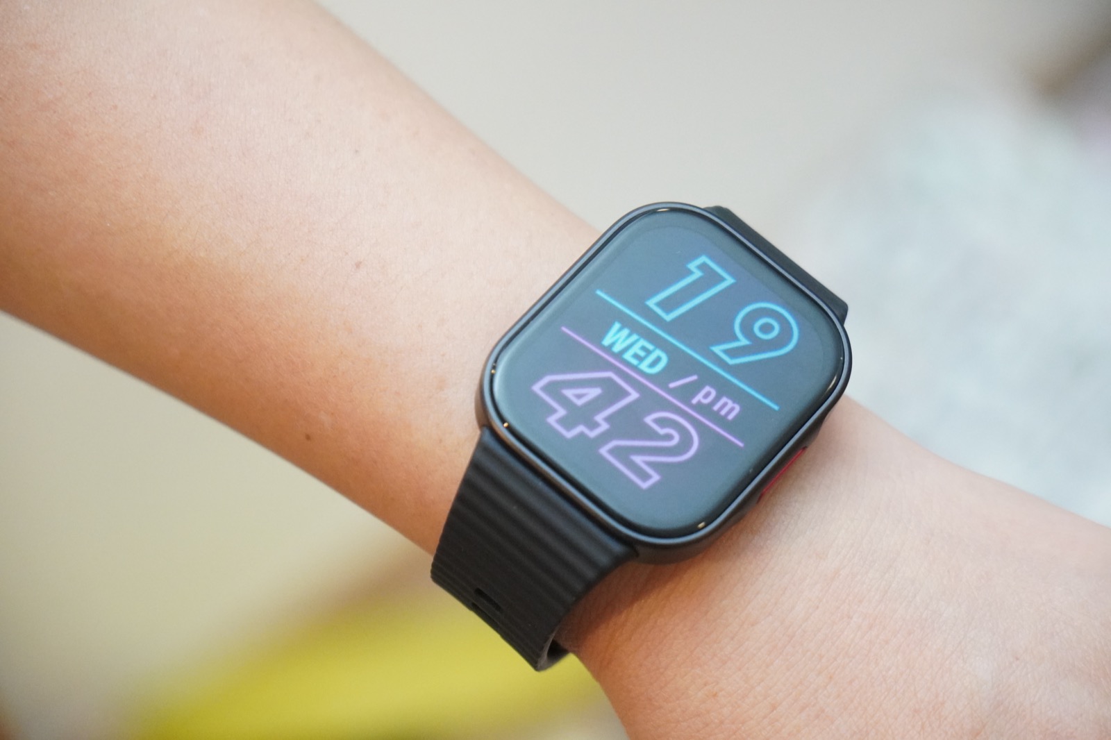 REDMI Watch 6 Liteにピンクと水色のネオン風ウォッチフェイスを表示したところ。19時42分と水曜日が表示されている