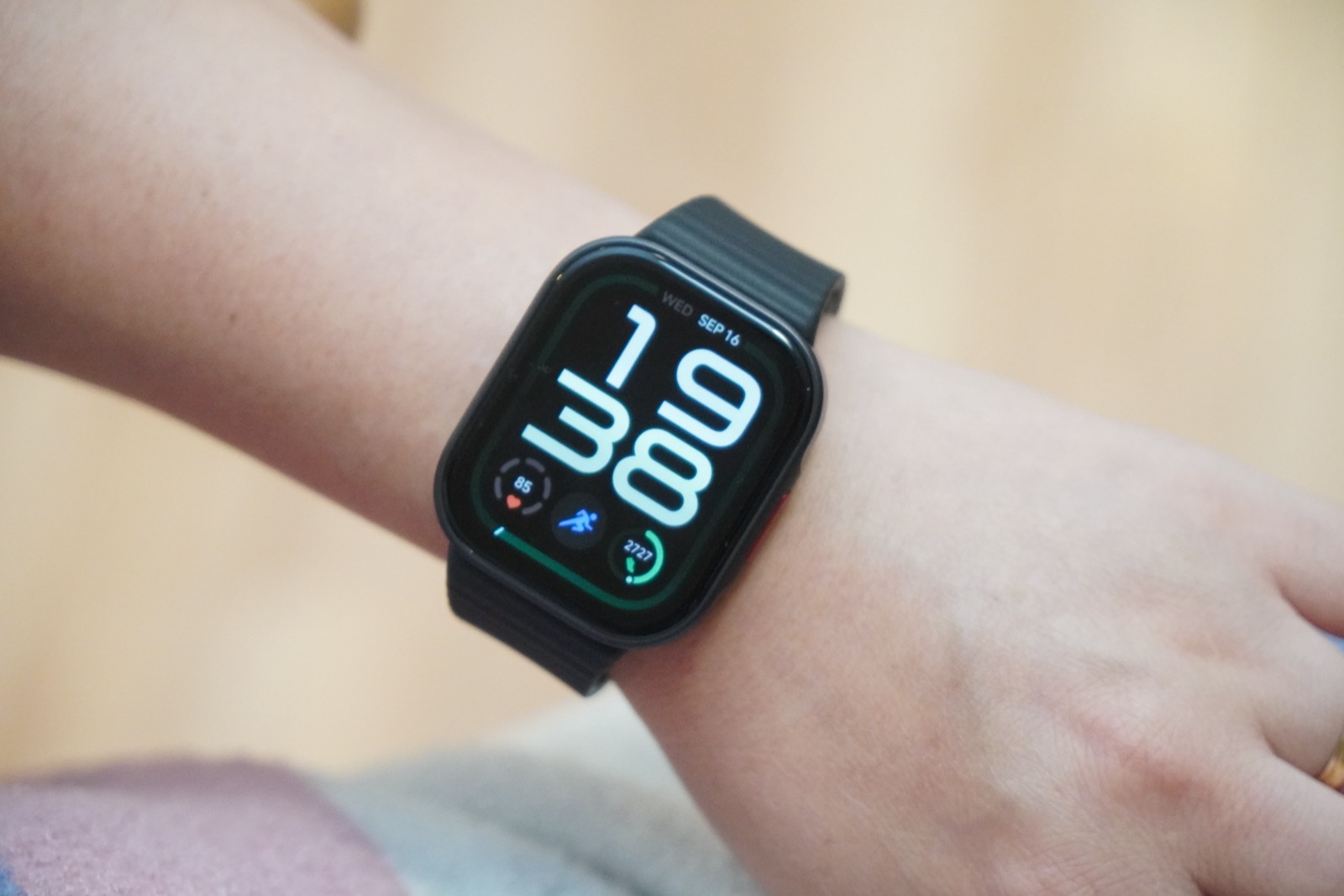 REDMI Watch 6 Liteを腕に装着したところ。画面に19:38の時刻と心拍85、歩数2727が表示されている