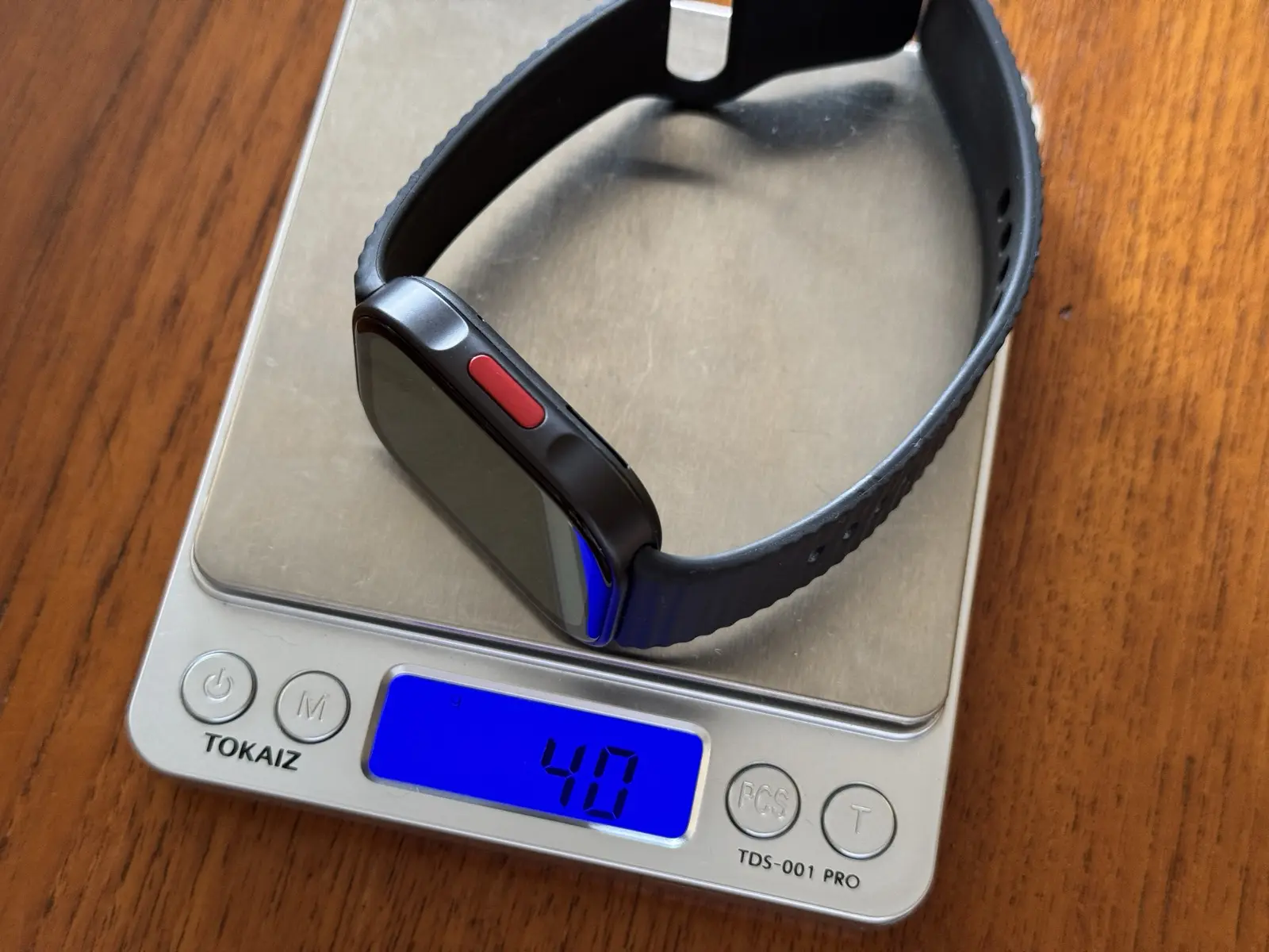 キッチンスケールに載せたREDMI Watch 6 Lite。表示は40g。ストラップを装着した状態で計測している