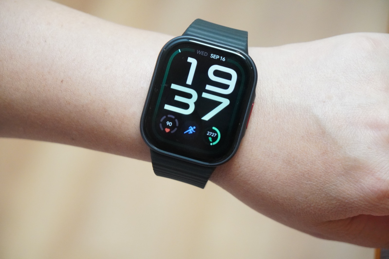 REDMI Watch 6 Liteを手首に装着して正面から見たところ。画面に19:37と表示されている