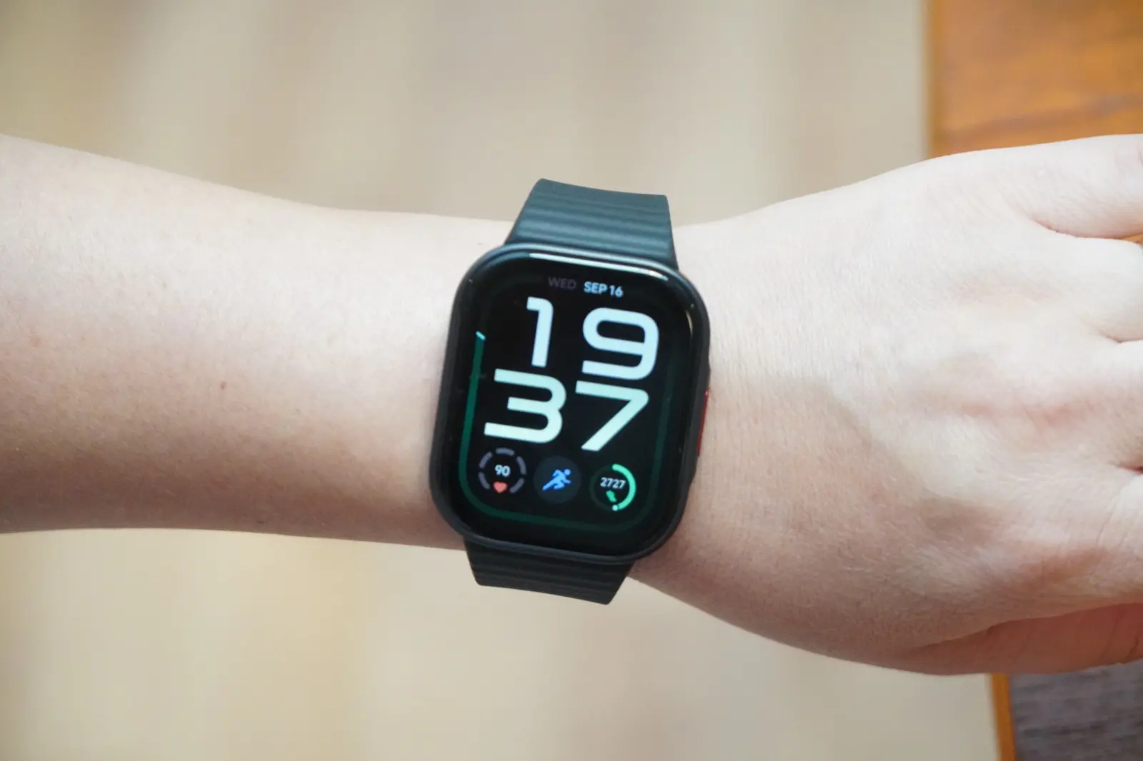 REDMI Watch 6 Liteを女性の手首に装着したところ。画面には19:37の時刻と心拍90、歩数2727が表示されている