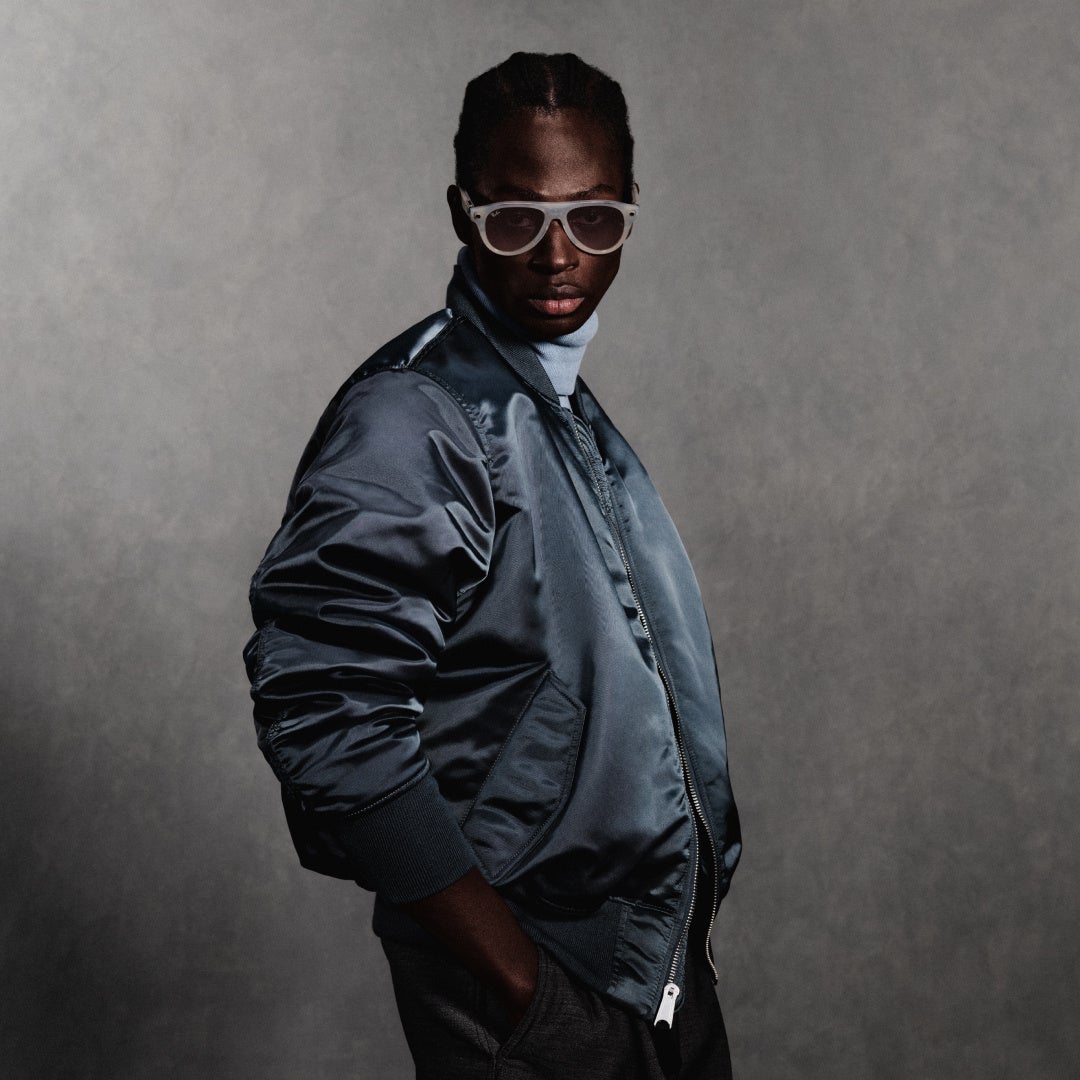 Ray-Ban Meta(Gen 3)Aviator Limited Editionの製品写真。ミルキーウォームベージュのフレームにブラウンの調光レンズ