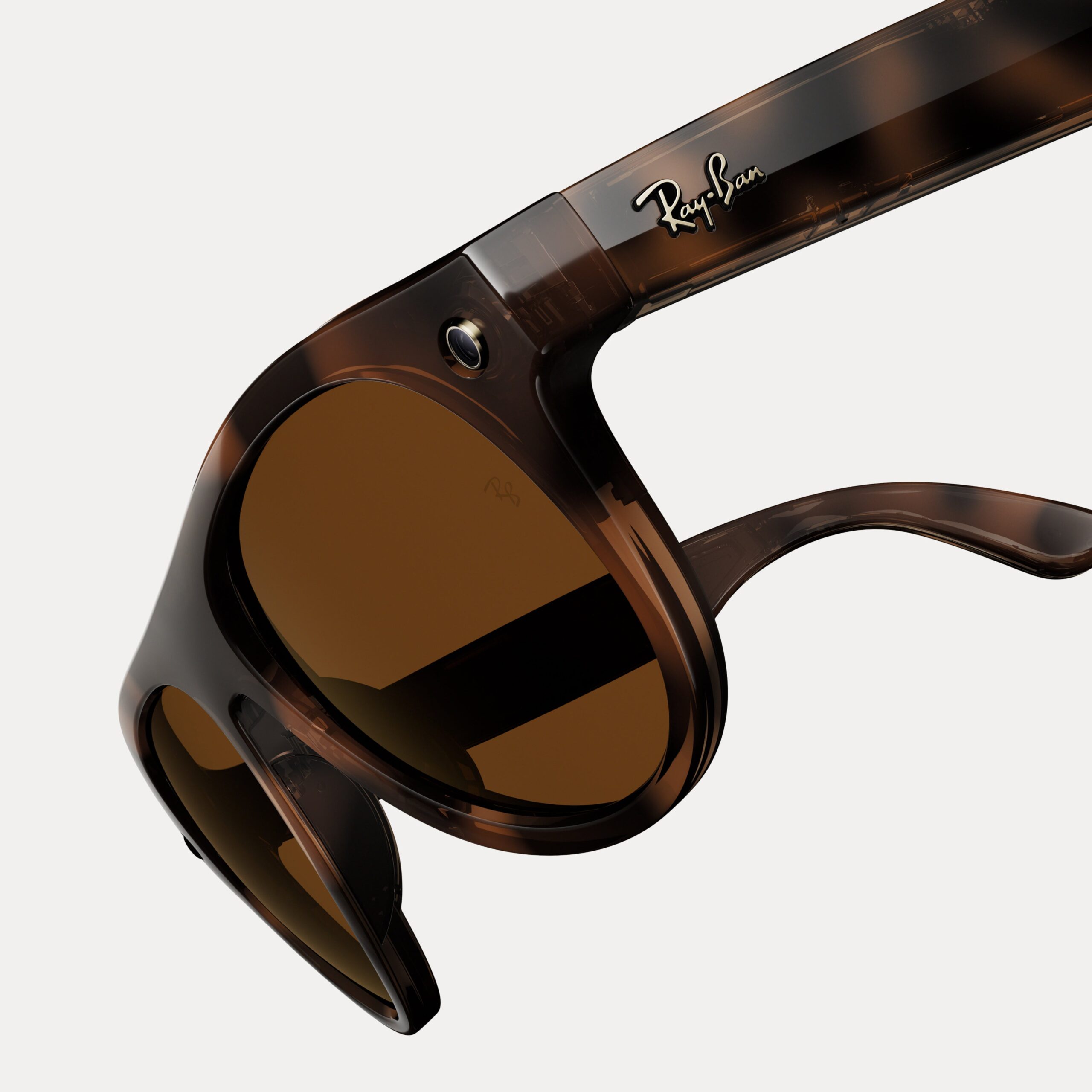Ray-Ban Meta(Gen 3)Aviatorの製品写真。ティアドロップ型のフレームにカメラを内蔵