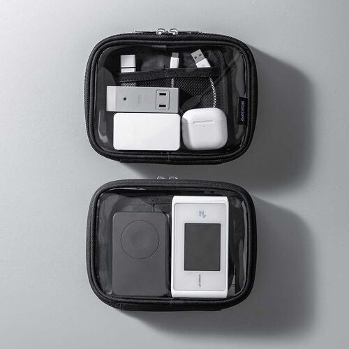 ガジェットポーチのSサイズにケーブル、電源タップ、薄型モバイルバッテリー、イヤホンケース、ポケット型Wi-Fiルーターを収納した表面と背面