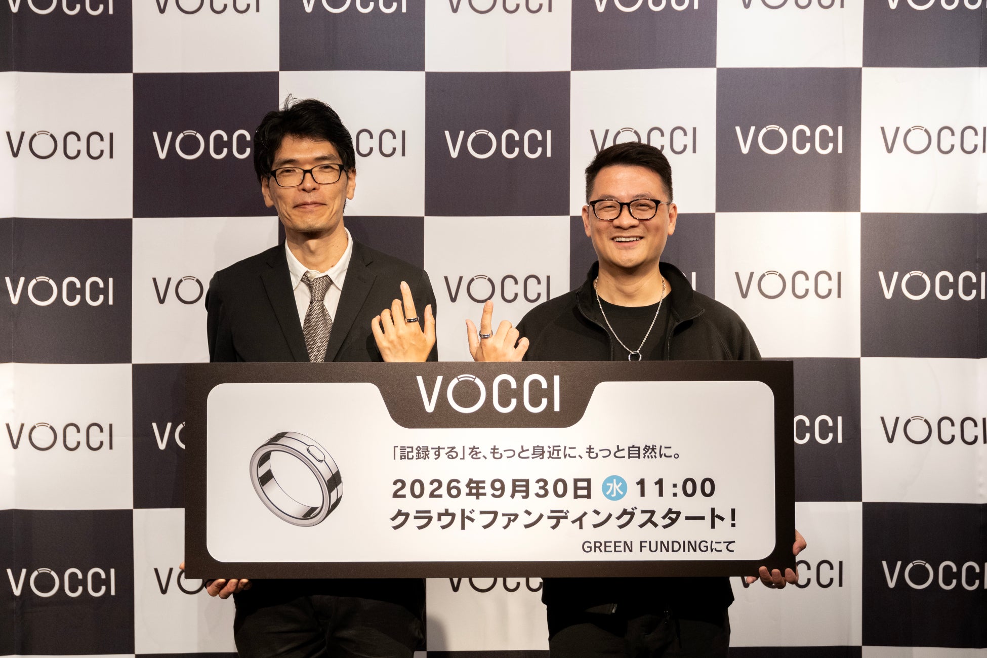 Vocci日本上陸発表会で、2026年9月30日11時からのクラウドファンディング開始を告げるパネルを持つ登壇者2人