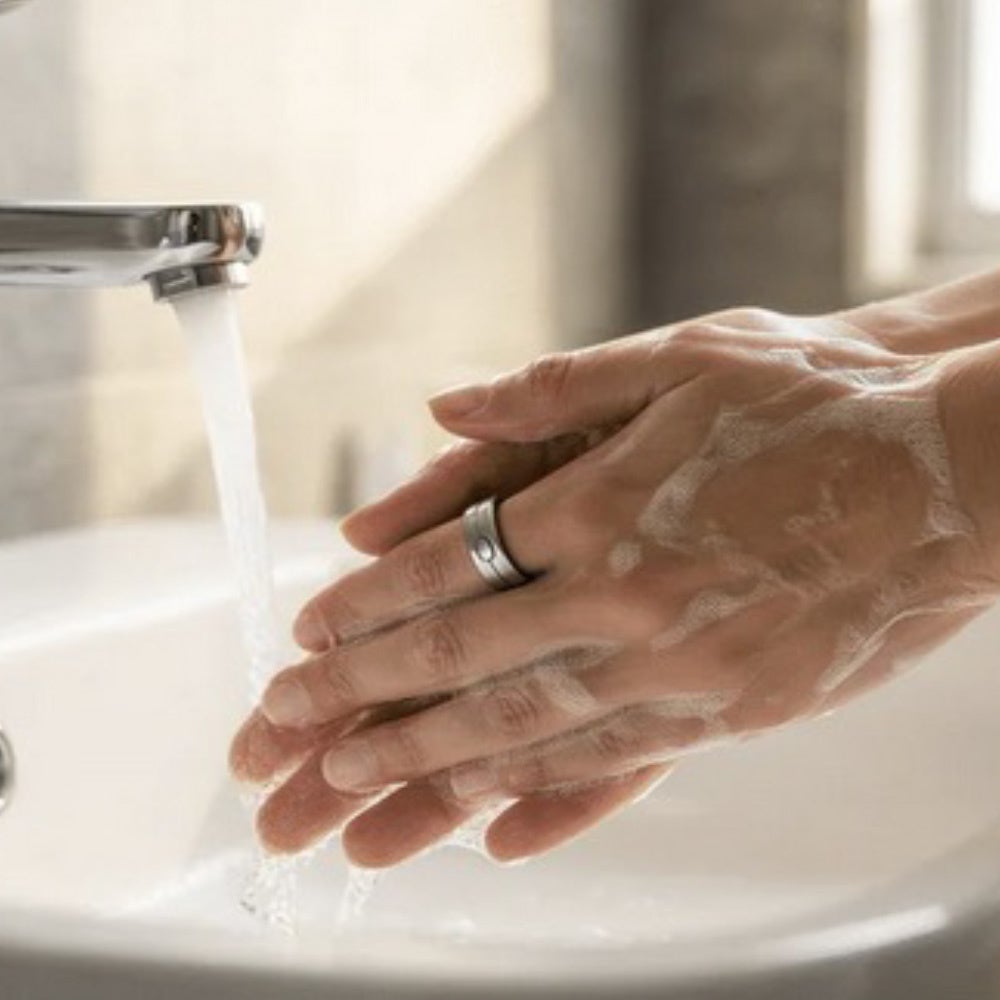 Vocci Ringを着けたまま蛇口の水で手を洗っているイメージ。IP67の防塵・防水に対応する