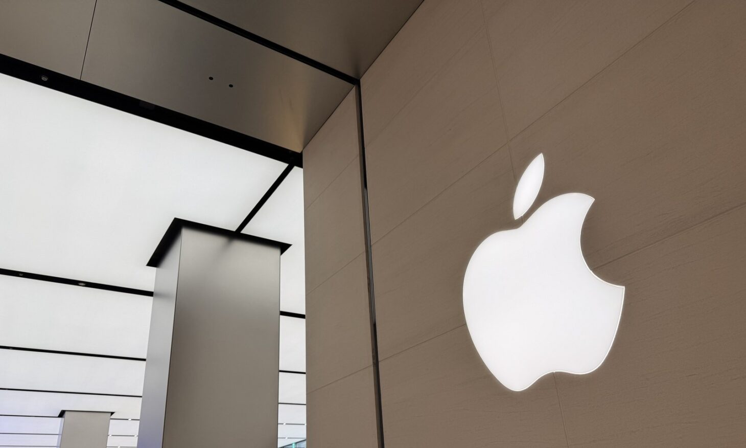 Apple新宿の店内。壁に取り付けられたAppleのロゴが光っている
