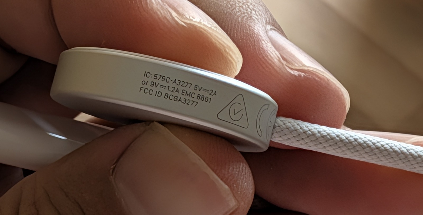Apple Watch Series 12に付属していた磁気高速充電ケーブルの刻印。IC 579C-A3277、5V2Aまたは9V1.2Aと書かれている