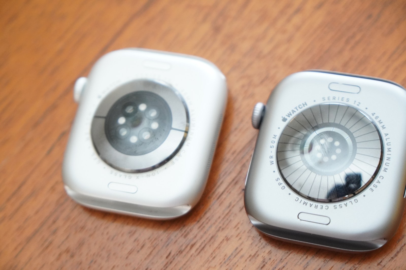Apple Watch Series 10(左)とSeries 12(右)の裏面。センサー部の構造が変わっている