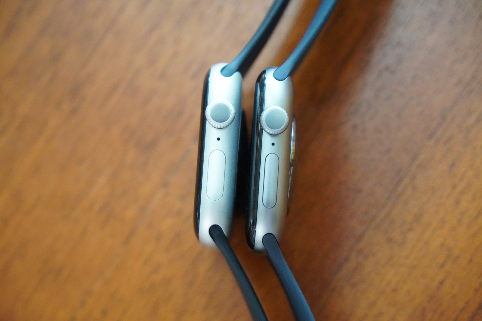 Apple Watch Series 10とSeries 12を横から並べた比較。厚さはどちらも同じに見える