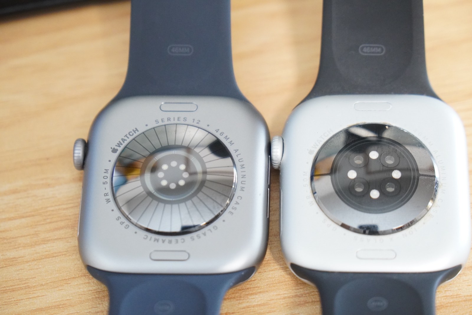左がApple Watch Series 12、右がSeries 10の裏ぶた